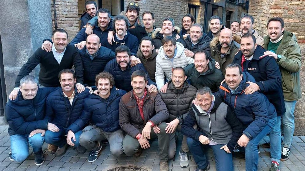 La cuadrilla de Tudela posa en grupo con sus bigotes el pasado fin de semana tras celebrar su cita anual que concluyó con una donación a la Asociación Española contra el Cáncer en Navarra. CEDIDA