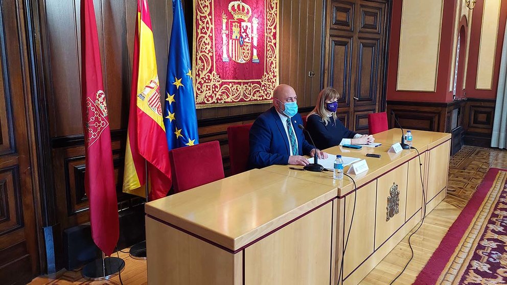 El delegado del Gobierno en Navarra, José Luis Arasti, comunica los premiados con las Meninas 2021. CEDIDA