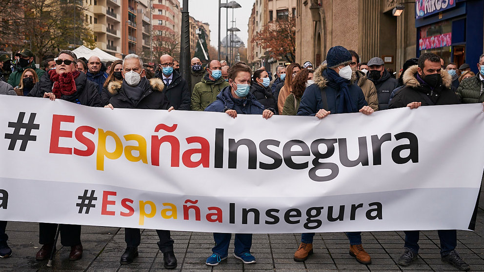 Sindicatos policiales se concentran en Pamplona contra la reforma de ley de Seguridad Ciudadana con el lema #EspañaInsegura. PABLO LASAOSA