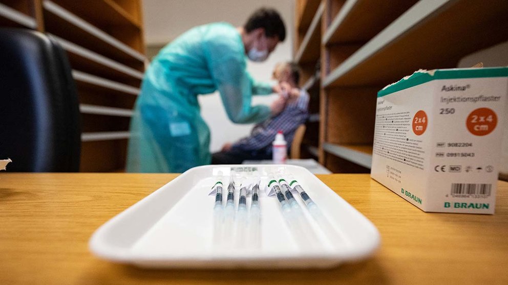 Una persona recibe la vacuna Covid en un centro de vacunación. Marijan Murat/dpa