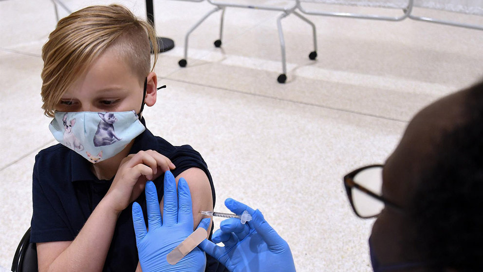 Un niño recibe una inyección de la vacuna contra la COVID-19 de Pfizer para niños de 5 a 11 años en Estados Unidos. Paul Hennessy-SOPA Images via ZU-DPA