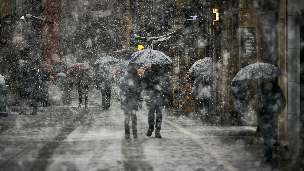 El temporal de nieve ha llegado de lleno este fin de semana a Pamplona donde este domingo ha empezado a nevar con fuerza en la capital navarra. PABLO LASAOSA