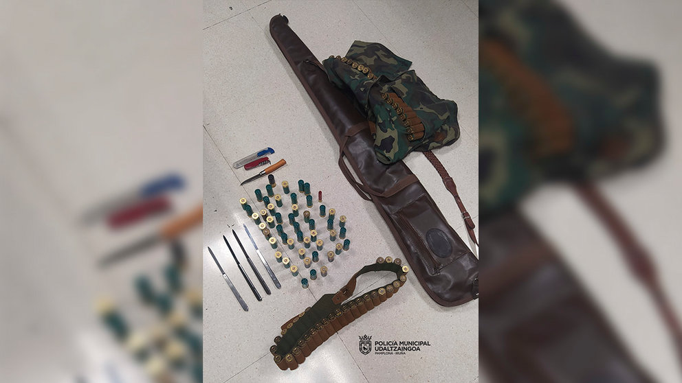 Escopeta, cartuchos y navajas encontradas en el maletero de un conductor borracho en Pamplona. POLICÍA MUNICIPAL