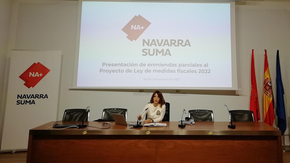 La portavoz de Navarra Suma en la Comisión de Economía y Hacienda del Parlamento de Navarra, María Jesús Valdemoros, durante la rueda de prensa. EUROPA PRESS