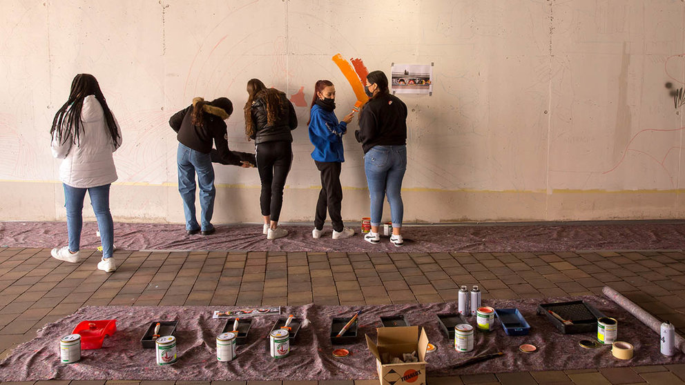 Alumnos del Navarro Villoslada comienzan a pintar un mural bajo la rotonda en la confluencia de la calle Tajonar y Avenida Cataluña, en Pamplona. AYUNTAMIENT DE PAMPLONA
