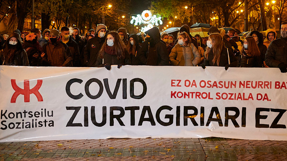 Concentración bajo el lema 'No al pasaporte Covid', convocada por Kontseilu Sozialista Iruñerria. PABLO LASAOSA