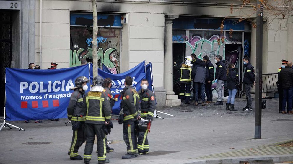 Varios mossos d'Esquadra y bomberos trabajan en el edificio donde se ha producido un incendio con víctimas mortales, en la Plaza de Tetuán de Barcelona. 
Kike Rincón / Europa Press