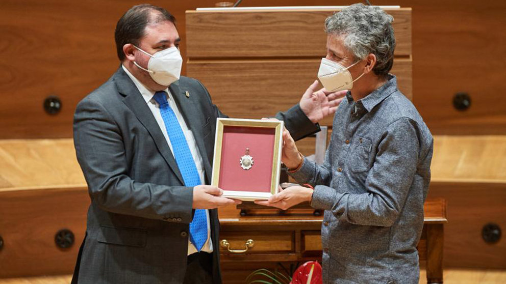 El presidente del Parlamento de Navarra, Unai Hualde, entrega la medalla de oro del Parlamento foral. PARLAMENTO DE NAVARRA