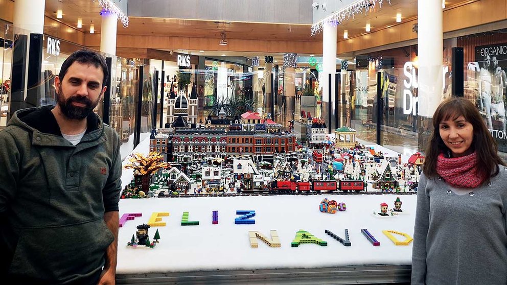 Dos de los responsables de la empresa navarra Discover Bricks, encargados del espectacular belén de Itaroa con 750.000 piezas Lego.