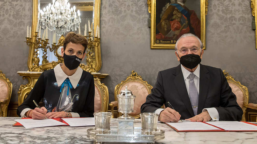 La presidenta del Gobierno de Navarra, María Chivite, y el presidente de la Fundación “la Caixa”, Isidro Fainé firman un acuerdo colaborativo.CAIXABANK