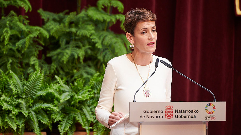 María Chivite, presidenta del Gobierno de Navarra, entrega la Medalla de Oro de Navarra 2021 al Club Atlético Osasuna. PABLO LASAOSA