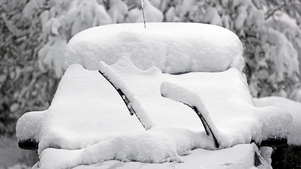 Aspecto que presenta un vehículo completamente cubierto de nieve acumulada tras las intensas nevadas. EFE/ Jesús Diges