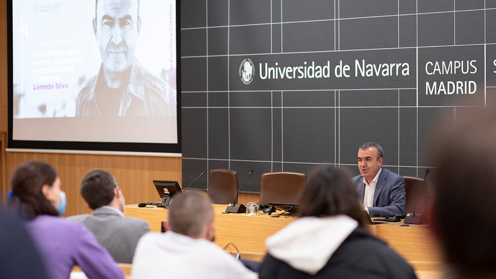 Lorenzo Silva, en un encuentro con estudiantes de secundaria y bachillerato. UNIVERSIDAD DE NAVARRA