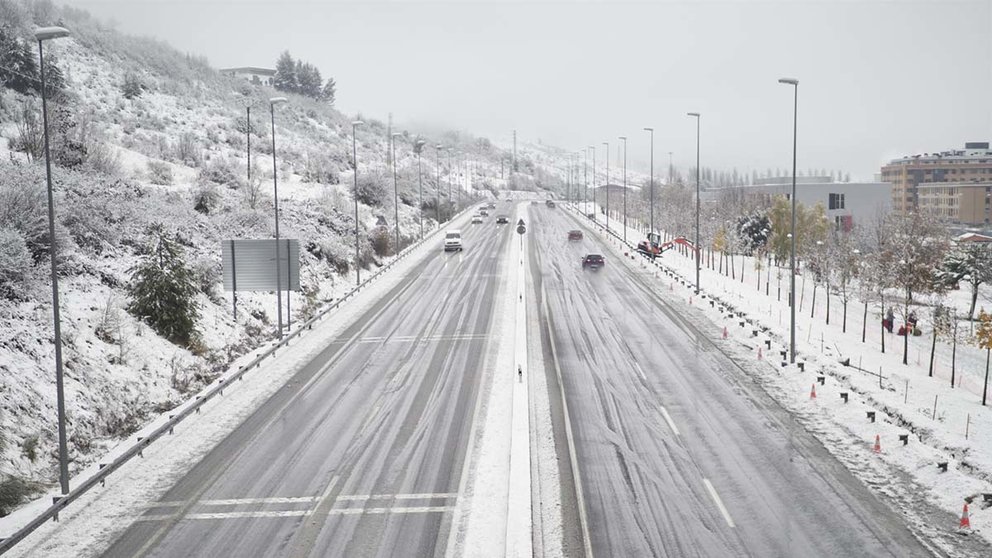 Una carretera nevada, a 28 de noviembre de 2021, en Pamplona. Eduardo Sanz/Europa Press