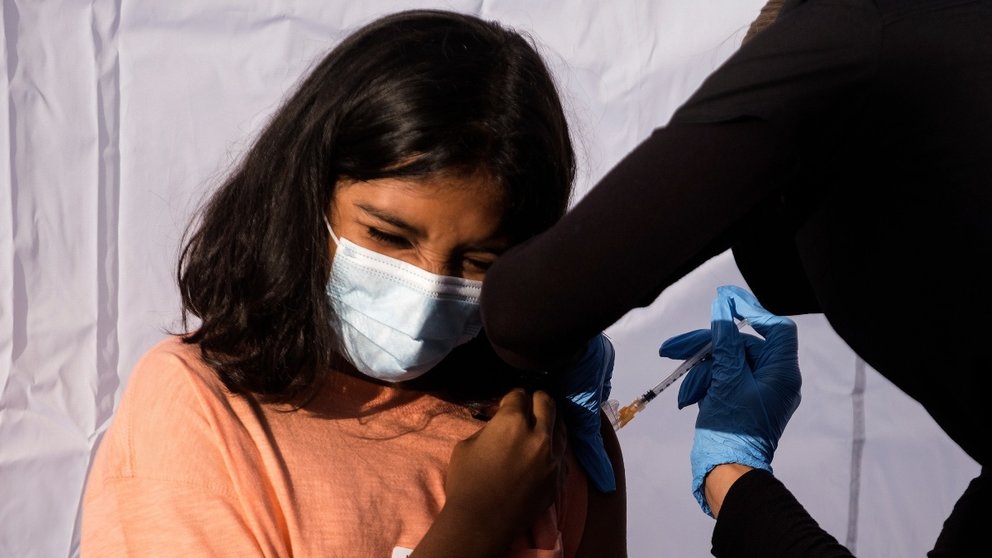 Una niña recibe la vacuna de Pfizer en Los Angeles (EEUU). Ringo Chiu/ZUMA Press Wire/dpa