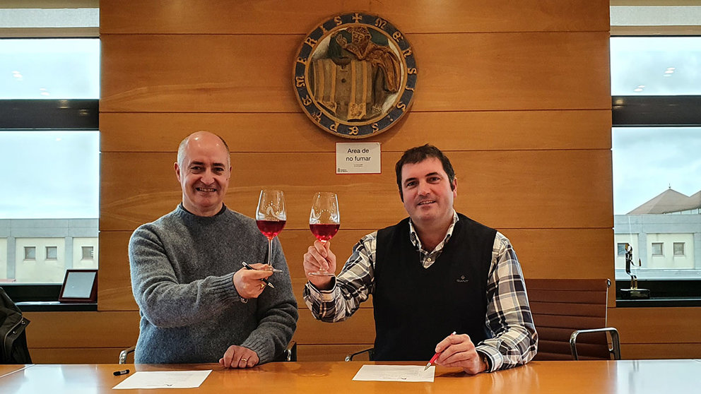 Firma del convenio entre David Palacios, presidente de la D.O. Navarra, y Éric Aracil, representante del Concurso y subdirector del CIVR. VINOS NAVARRA