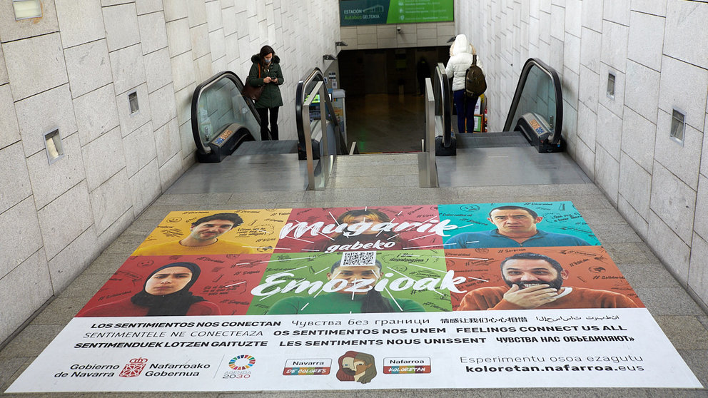 Presentación la campaña de sensibilización “Emociones sin fronteras / Mugarik gabeko emozioak” y los soportes publicitarios exteriores colocados en la estación de autobuses de Pamplona. IÑIGO ALZUGARAY