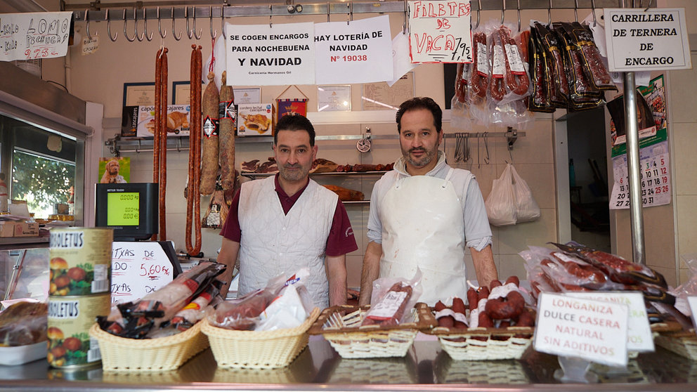 Carnicería Hermanos Gil, situada en el número 38 de la calle Mayor de Burlada. IÑIGO ALZUGARAY