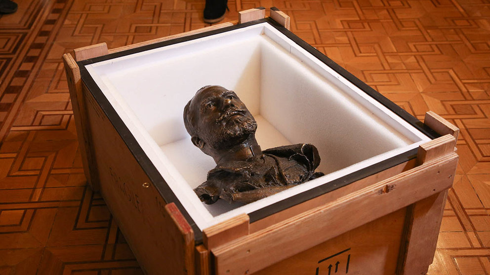 El busto de Julián Gayarre descansa en la caja que le llevará al Ayuntamiento de Pamplona. GOBIERNO DE NAVARRA
