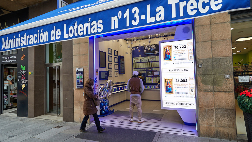 Venta de Lotería de Navidad en la administración número 13 de Pamplona. IÑIGO ALZUGARAY