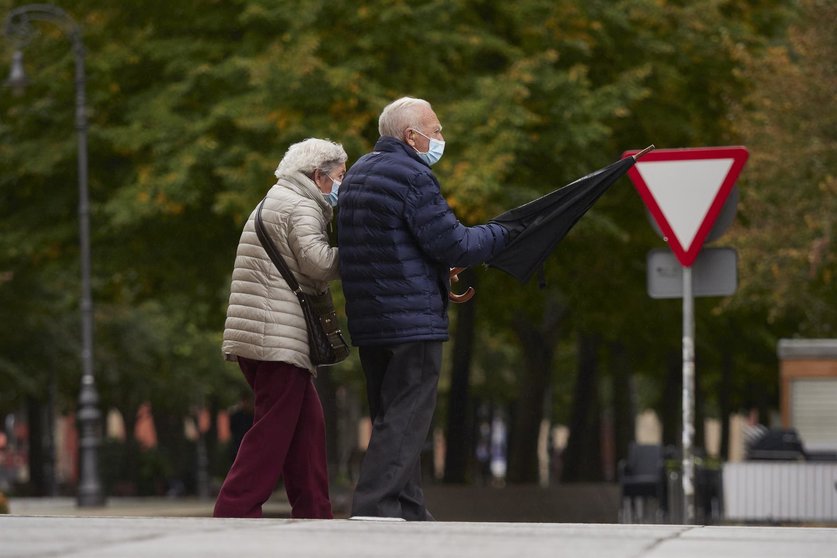 Dos personas mayores pasean por Pamplona. Eduardo Sanz/Europa Press