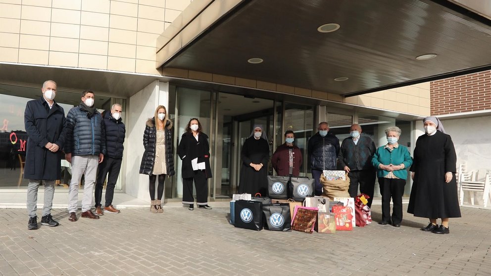 Trabajadores de Volkswagen Navarra donan regalos navideños en las Hermanitas de los Pobres. - VOLKSWAGEN NAVARRA