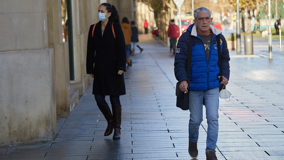 Varias personas pasean por la avenida de Carlos III de Pamplona tras la recuperación de la obligatoriedad del uso de las mascarillas en exteriores. IÑIGO ALZUGARAY