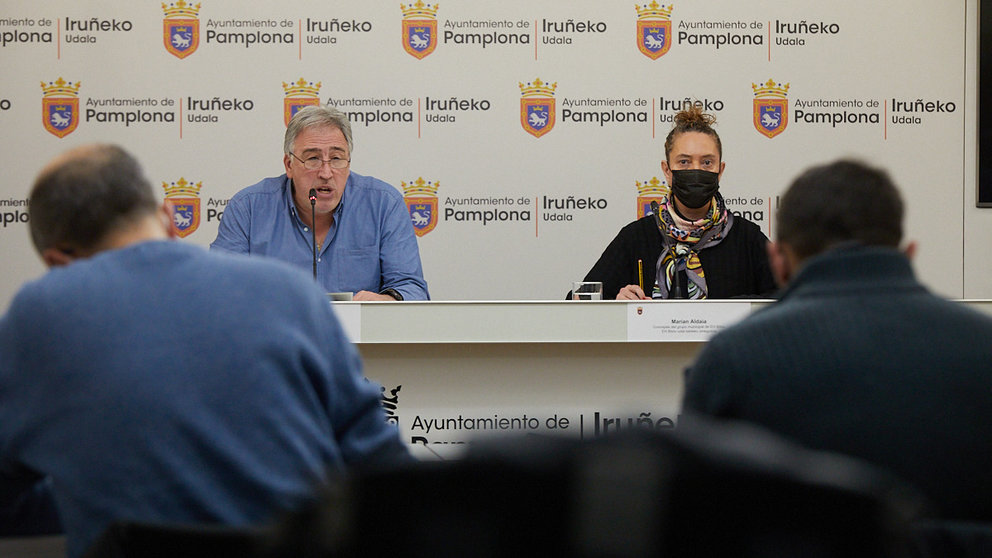 El portavoz de EH Bildu en el Ayuntamiento de Pamplona, Joseba Asiron, ofrece una rueda de prensa junto a la concejal Marian Aldaia para explicar los planteamientos del grupo municipal con vistas al debate presupuestario en el próximo pleno. IÑIGO ALZUGARAY