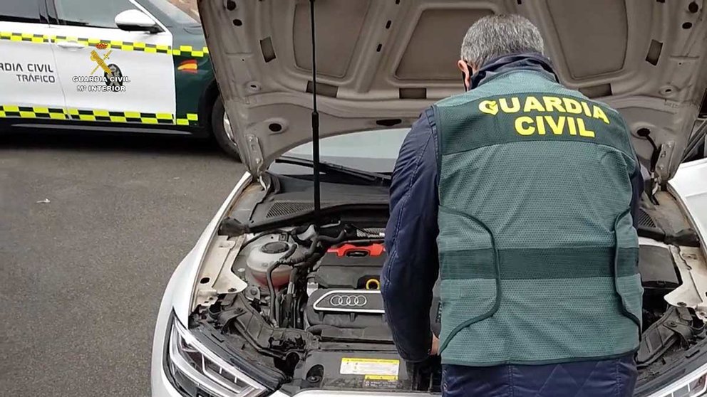 Un agente de la Guardia Civil comprueba el kilometraje de un vehículo en el marco de la operación 'TXOZNA'. GUARDIA CIVIL