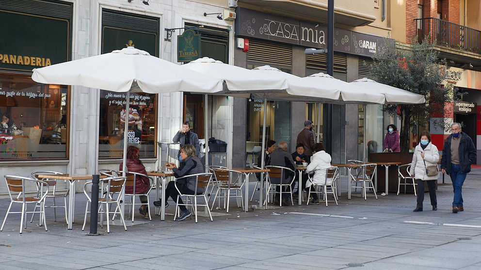 Varias personas sentadas en una terraza de Pamplona tras el cierre del consumo en barra en el interior de los establecimientos de hostelería. IÑIGO ALZUGARAY