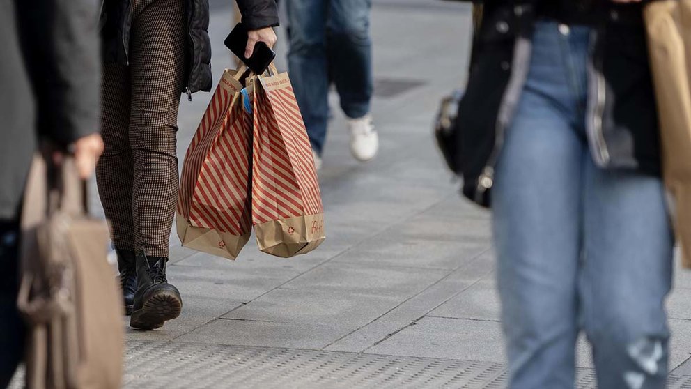 Varias personas caminan con bolsas con compras. Alberto Ortega/Europa Press