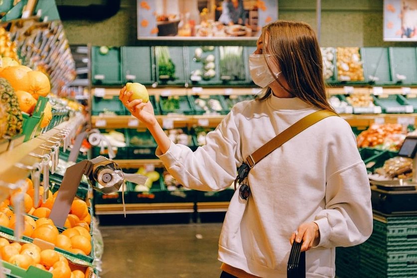 Una mujer en un mercado comprando fruta. ARCHIVO