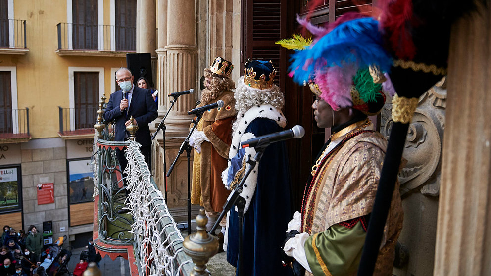 Los Reyes Magos acceden a Pamplona por el Portal de Francia durante la cabalgata de 2022. PABLO LASAOSA