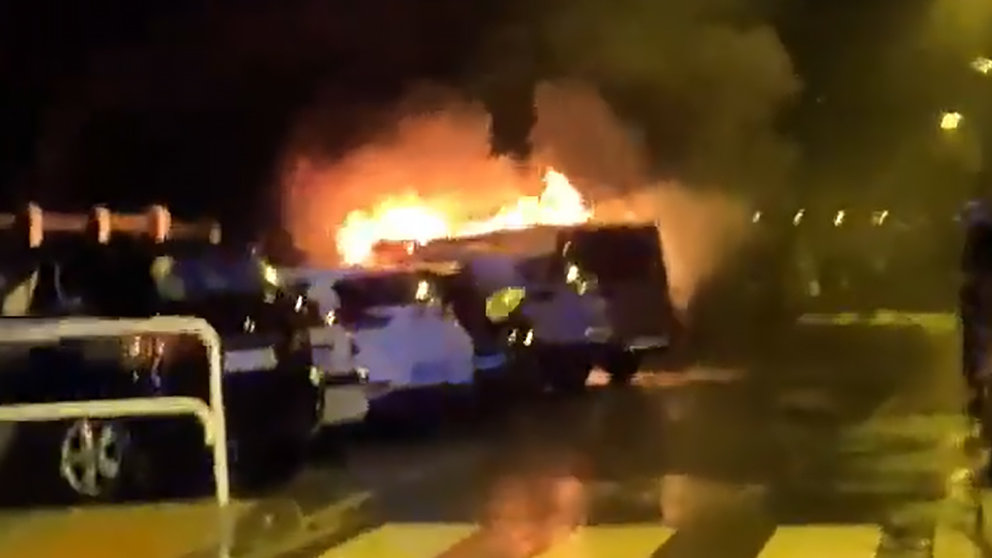 Incendio de una furgoneta en la calle Milagro del barrio de la Chantrea. POLICÍA MUNICIPAL DE PAMPLONA