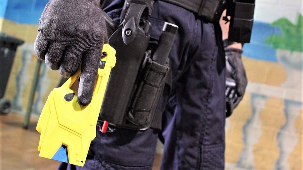 Un agente de los Mossos d'Esquadra con una pistola Taser durante una sesión de formación en el Institut de Seguretat Pública de Catalunya (ISPC). EUROPA PRESS