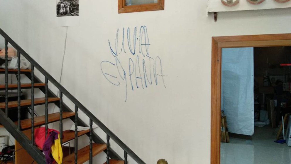 Una de las pintadas encontradas en la sede de IU en Estella tras el asalto sufrido a principios de enero. IUN