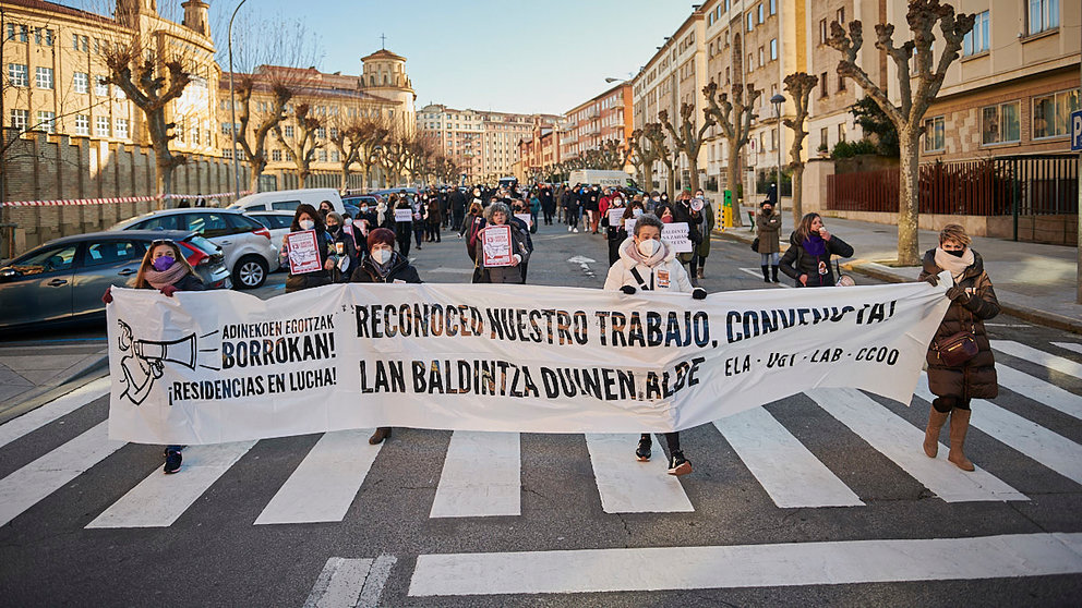 Los sindicatos ELA, UGT, LAB y CCOO se manifiestan coincidiendo con la jornada de huelga para reivindicar un convenio en el sector de residencias de Navarra. PABLO LASAOSA