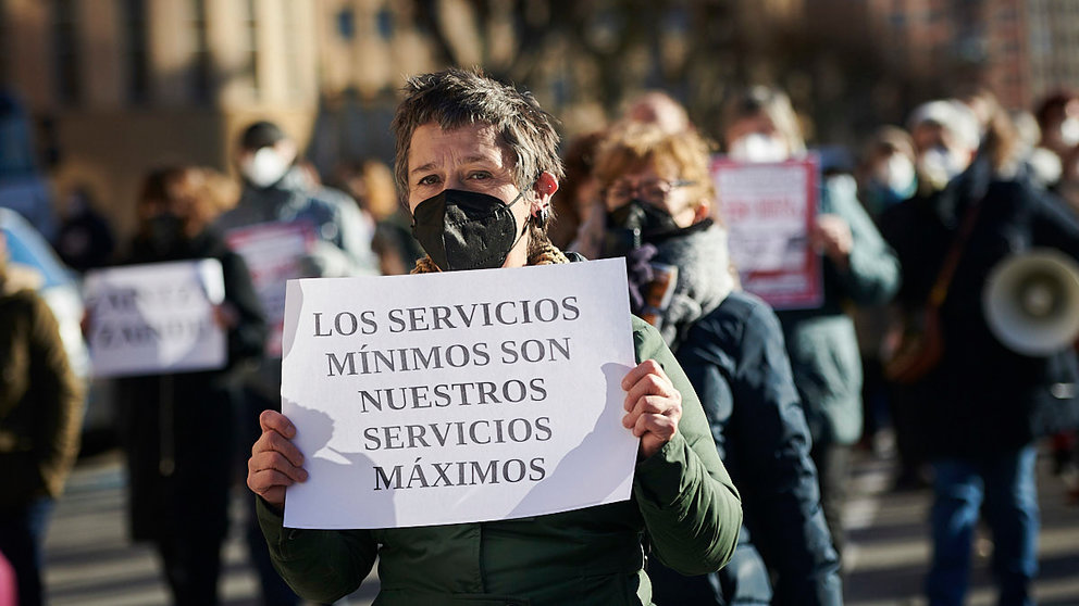 Los sindicatos ELA, UGT, LAB y CCOO se manifiestan coincidiendo con la jornada de huelga para reivindicar un convenio en el sector de residencias de Navarra. PABLO LASAOSA