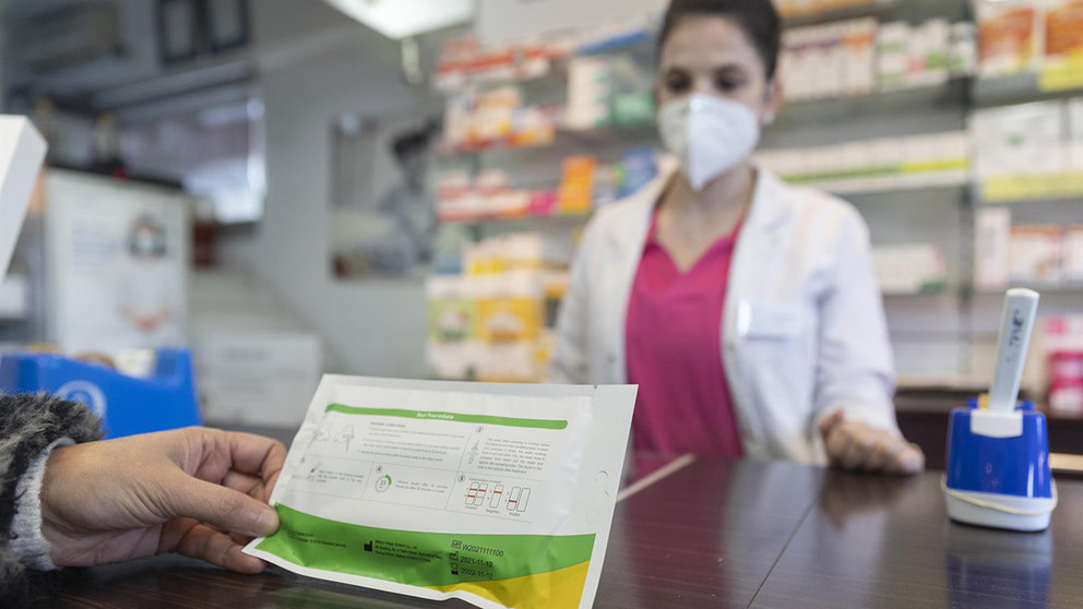 Una mujer con un test de antígenos en la farmacia ‘Las Gemelas’, a 10 de enero de 2022, en Madrid (España). - Eduardo Parra - Europa Press