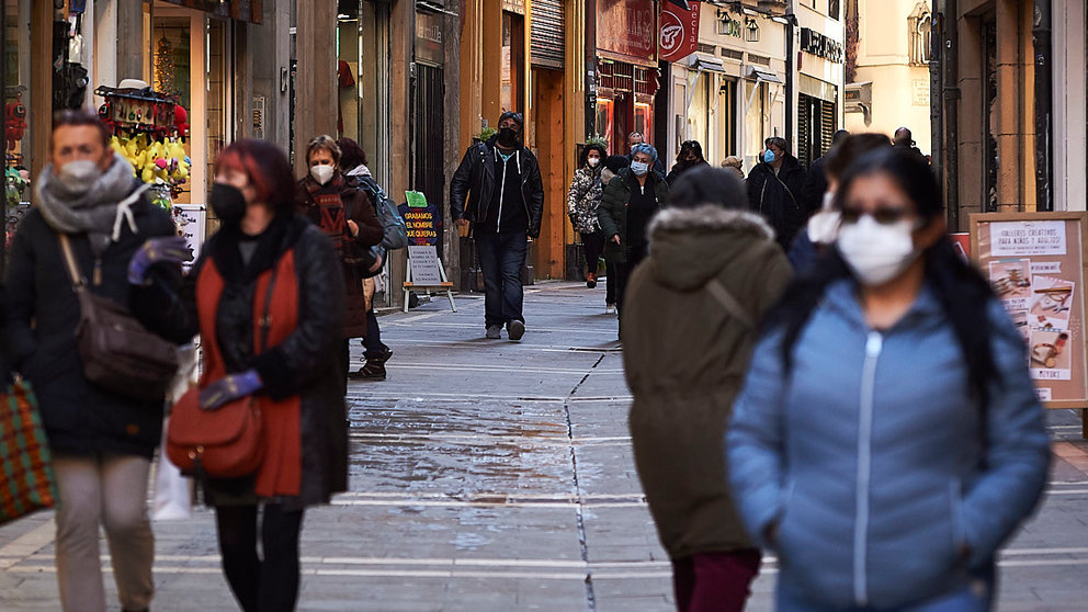 Varias personas caminan por la calle del Casco Viejo de Pamplona durante una mañana de invierno. PABLO LASAOSA