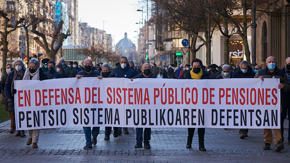 Manifestación del Movimiento de Pensionistas de Euskal Herria con motivo del cuarto aniversario del inicio de sus movilizaciones y para reclamar unas pensiones "dignas, justas y suficientes". PABLO LASAOSA