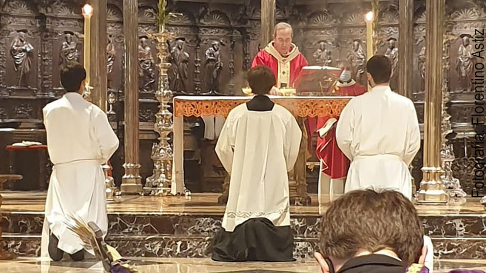 El arzobispo de Pamplona, Francisco Pérez, celebra una misa funeral en honor a los miembros de la Hermandad de la Pasión del Señor fallecidos el pasado año. CEDIDA
