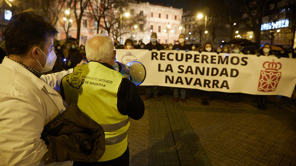 Concentración convocada por el Sindicato Médico de Navarra bajo el lema 'Recuperemos la Sanidad Navarra' en el Paseo Sarasate de Pamplona. IÑIGO ALZUGARAY