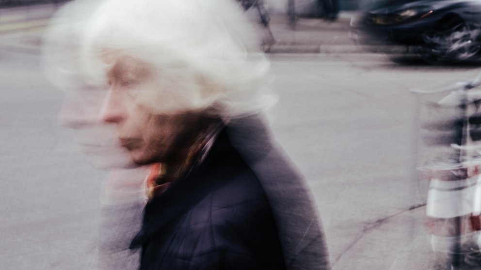 Una mujer mayor camina por la calle. ARCHIVO