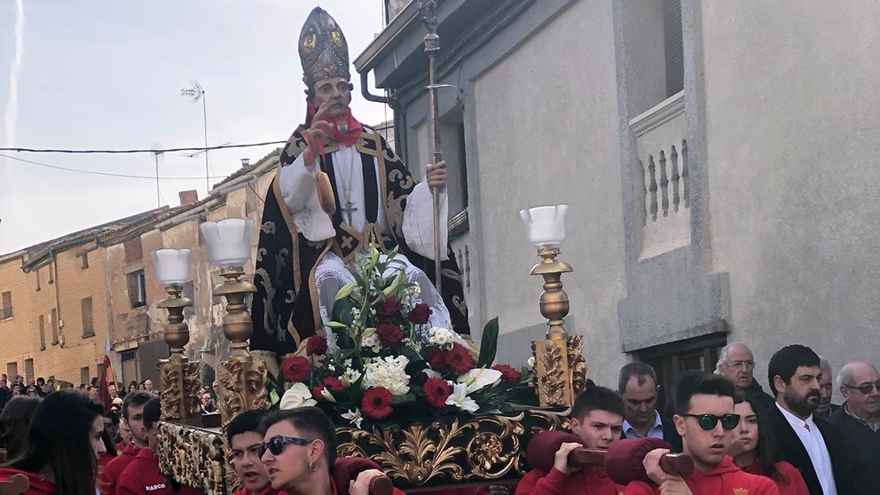 Varias personas portan la imagen de San Blas por las calles de Milagro. CEDIDA