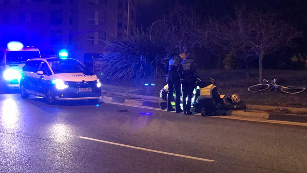 Atropello de un ciclista en una rotonda de Pamplona POLICÍA MUNICIPAL DE PAMPLONA
