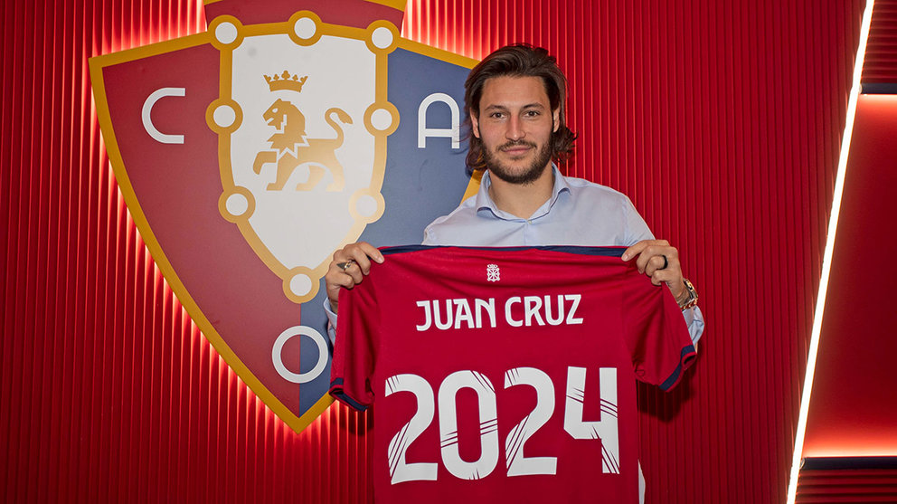 Juan Cruz sostiene una camiseta con el número 2024. CA Osasuna.