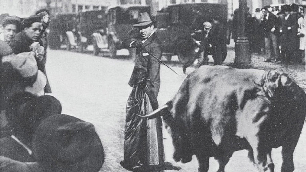 El torero "Fortuna" en plena faena en la Gran Vía de Madrid. ALFONSO SÁNCHEZ GARCÍA