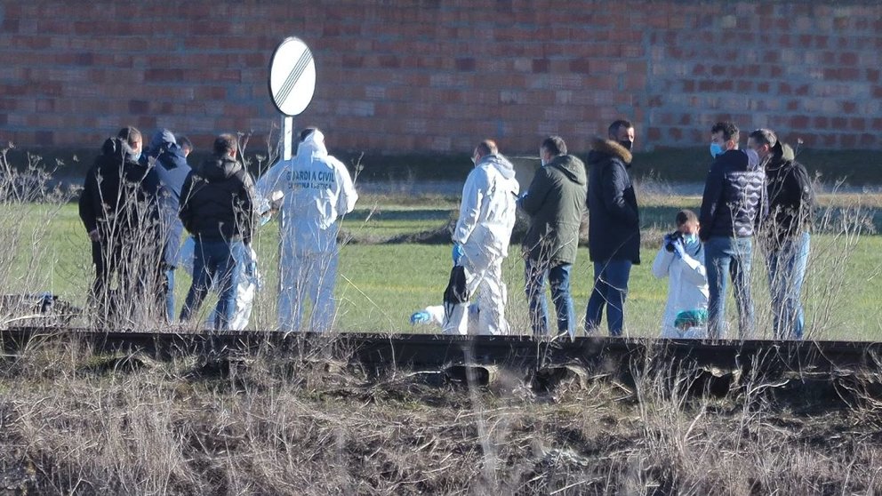 Agentes de la Guardia Civil investigan el cadáver de una mujer encontrado a tres kilómetros de Traspinedo, mientras esperan su levantamiento para su identificación. Photogenic/Claudia Alba / Europa Press