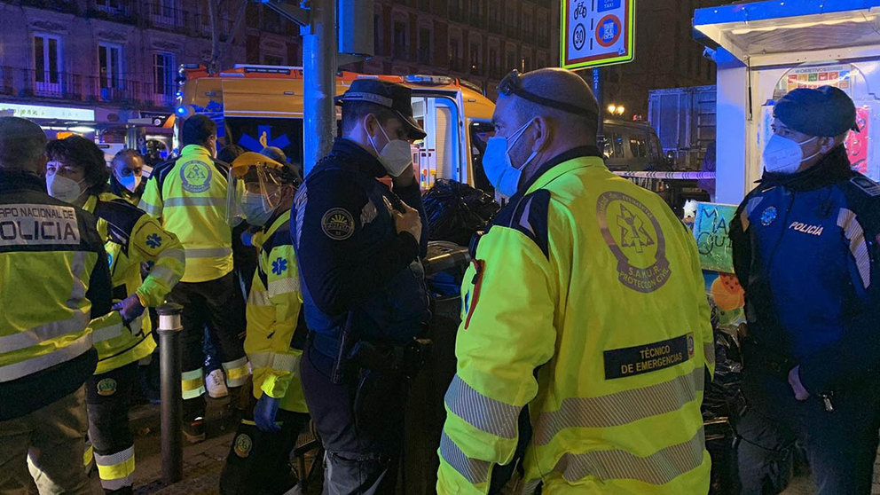 Agentes de la Policía Nacional, Policía Municipal de Madrid y Samur Protección Civil atienden a ul menor de 15 años fallecido en la noche del sábado en Madrid. - EMERGENCIAS MADRID